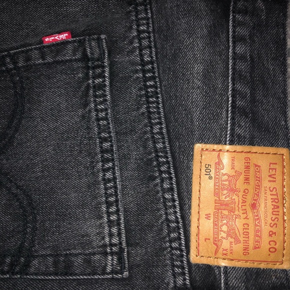 Vintage high waisted Levi’s jean shorts - Picture 3 of 4